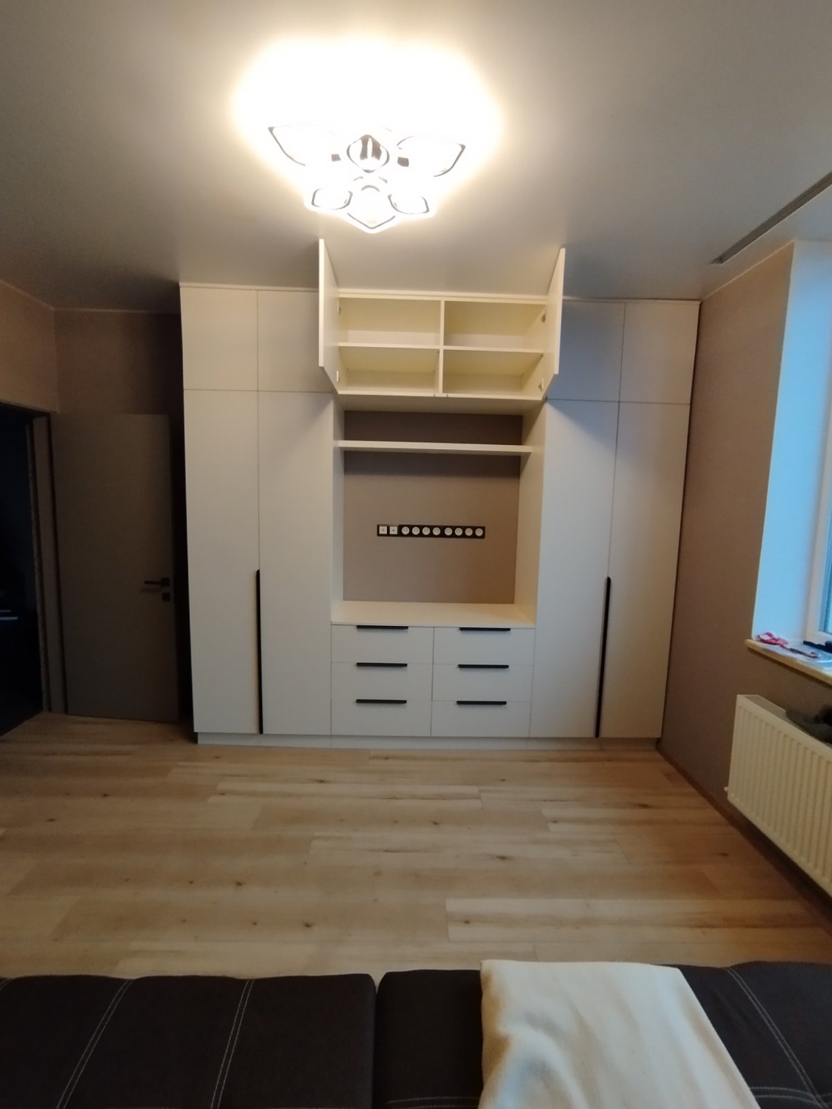 Кремовый шкаф в спальне